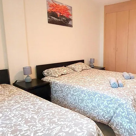 Bedroom With Private Bathroom And Air Conditioning *